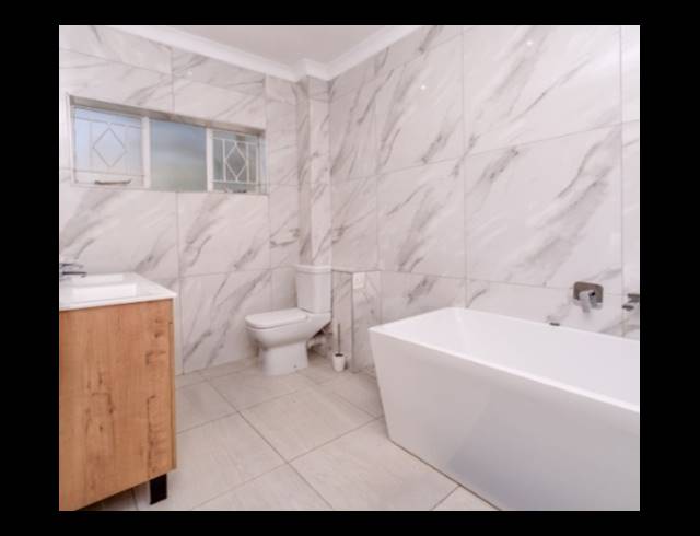 2 BEDROOM APARTMENT FOR SALE IN SANDOWN